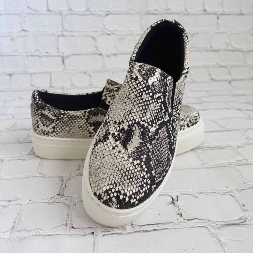 ✨ONE HOUR SALE✨Chic grey Snakeskin sneakers - Picture 4 of 7